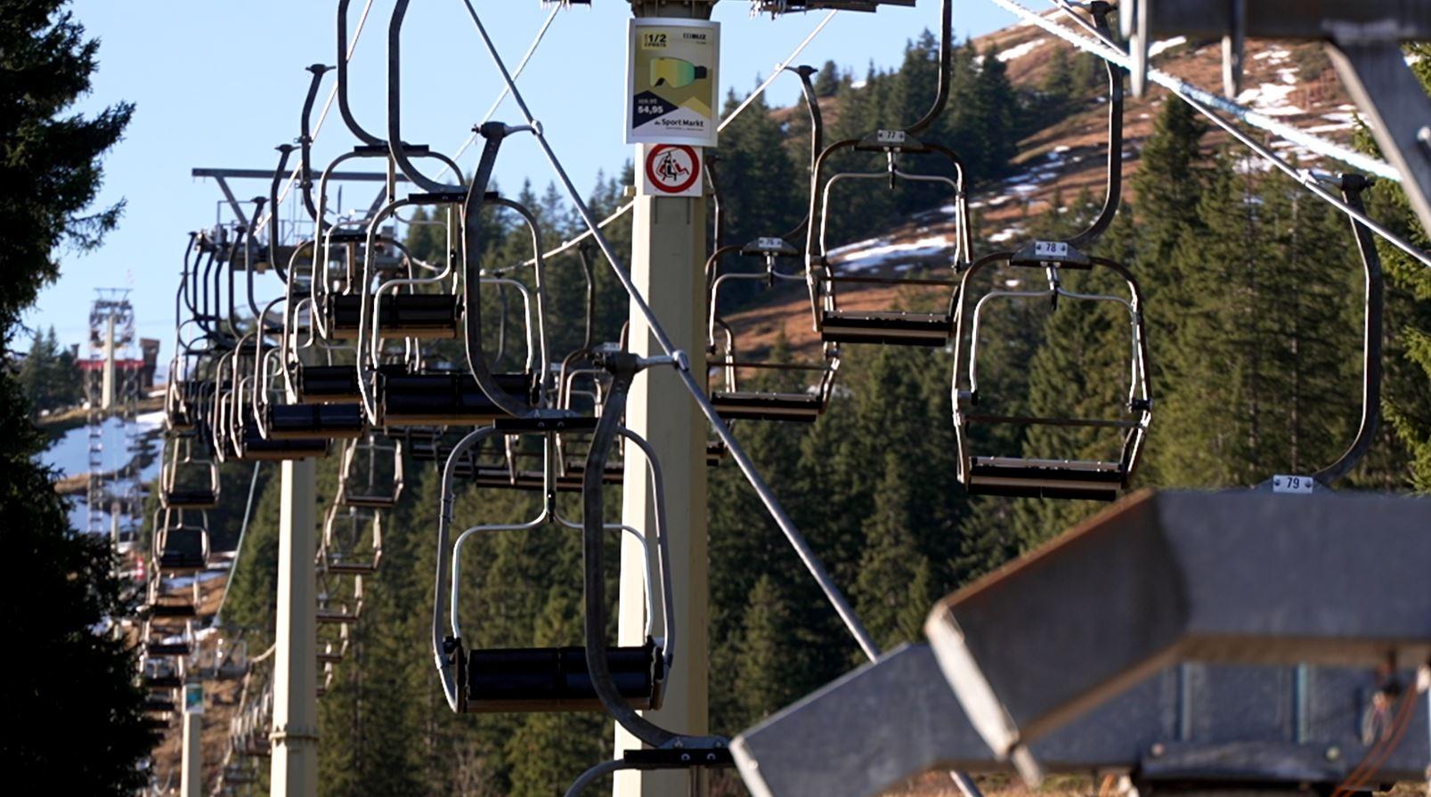 Der alte Doppelsessel der Scheidtobelbahn. 