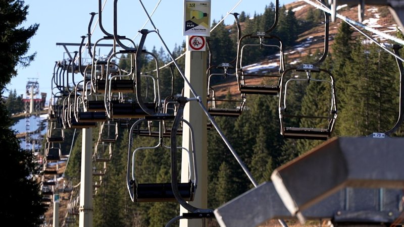 Der alte Doppelsessel der Scheidtobelbahn. | Bild: Johannes Hofmann/BR Der alte Doppelsessel der Scheidtobelbahn.