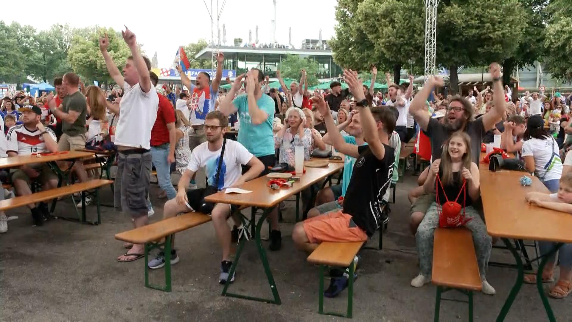 Fans beim Public Viewing