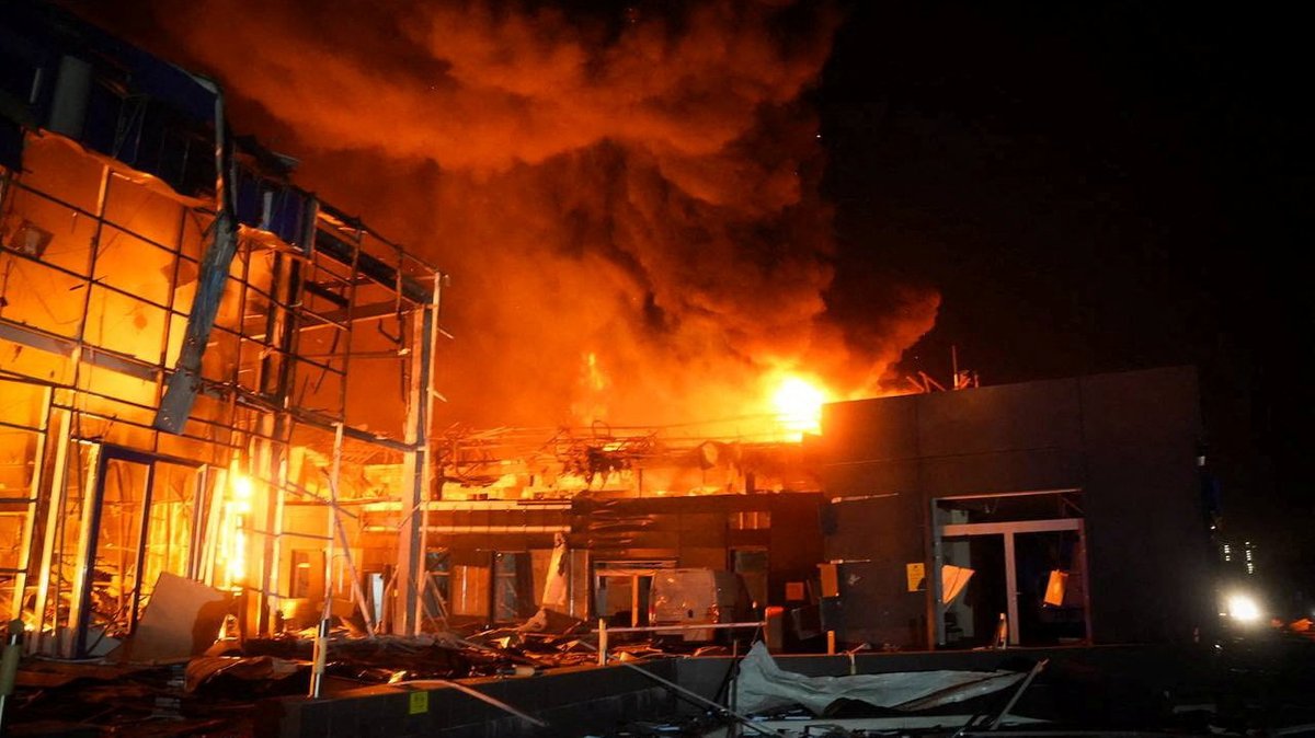 Feuer nach russischem Drohnenangriff aus Odessa (13.02.2026) | Bild: Handout via REUTERS Feuer nach russischem Drohnenangriff aus Odessa (13.02.2026)