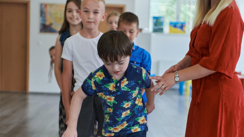 Symbolbild: Schulbegleitung | Bild: picture alliance / Zoonar | BENIS ARAPOVIC Symbolbild: Schulbegleitung