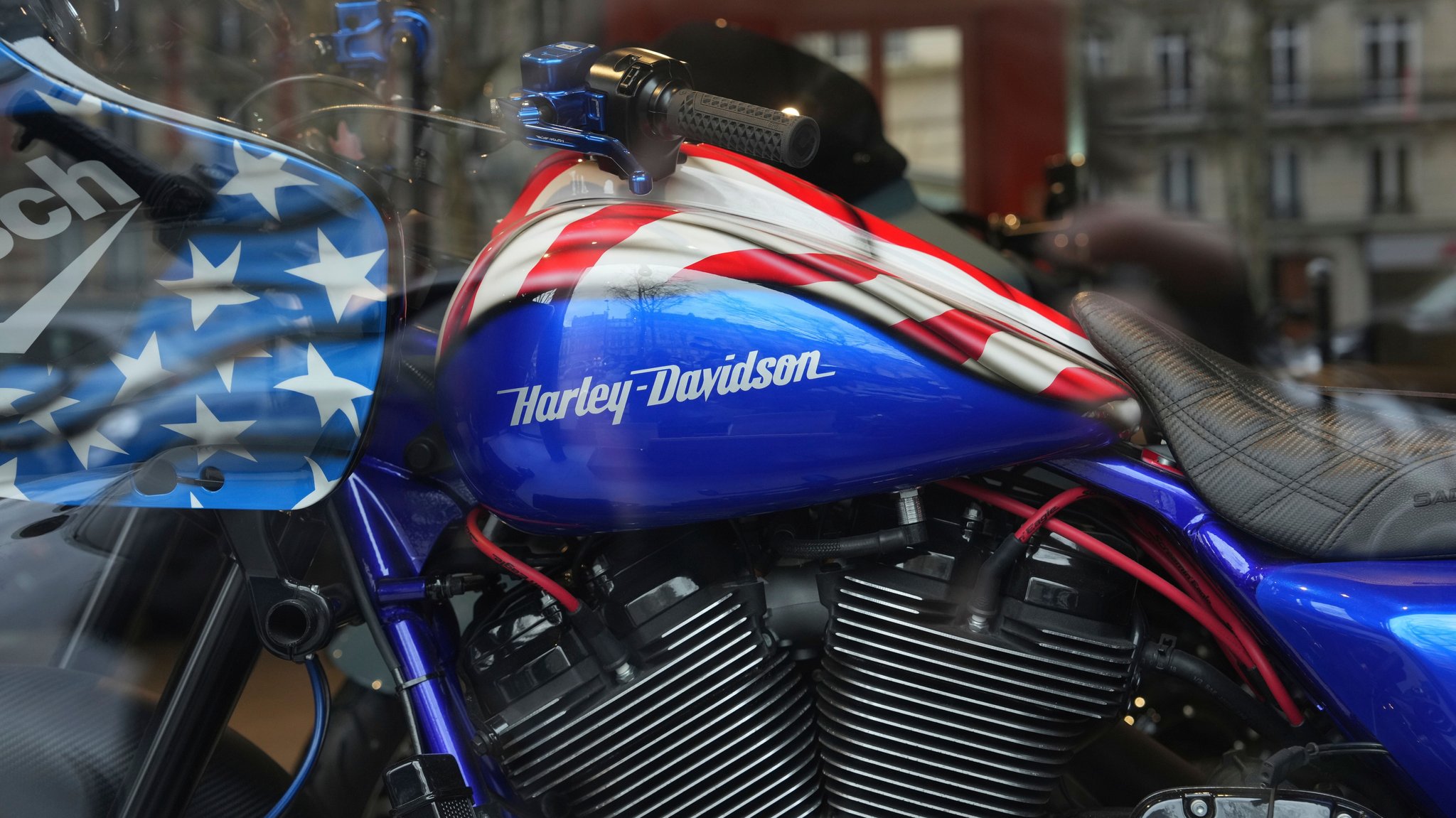 Eine Harley Davidson steht in einem Schaufenster.