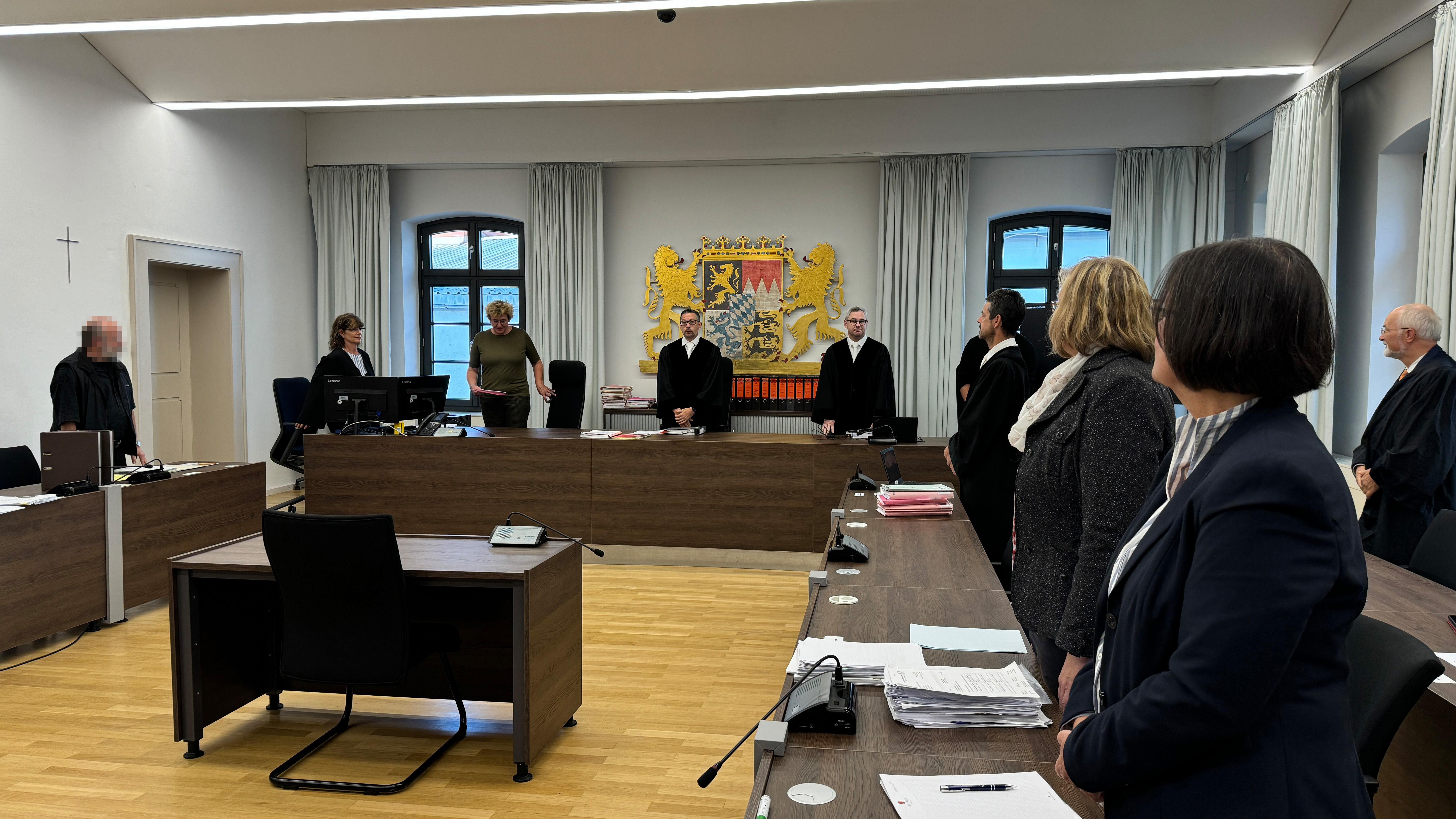 Der Prozess gegen den Ex-Internatsleiter (links) vor dem Landgericht Memmingen.