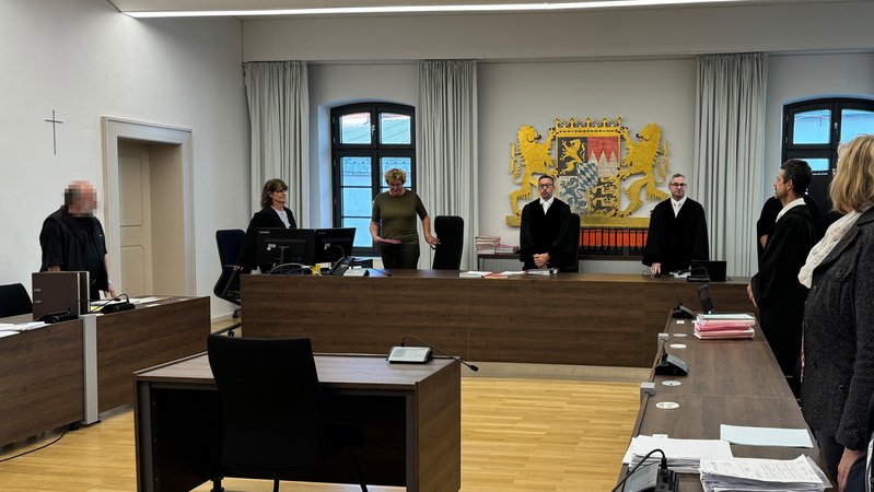 Der Prozess gegen den Ex-Internatsleiter (links) vor dem Landgericht Memmingen. | Bild: BR / Katrin Nöbauer Der Prozess gegen den Ex-Internatsleiter (links) vor dem Landgericht Memmingen.