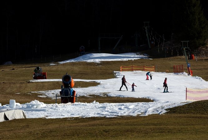 20.12.2025, Bayern, Füssen: Skifahrer üben an einer Skipiste auf dem von Schneekanonen produzierten Kunstschnee.