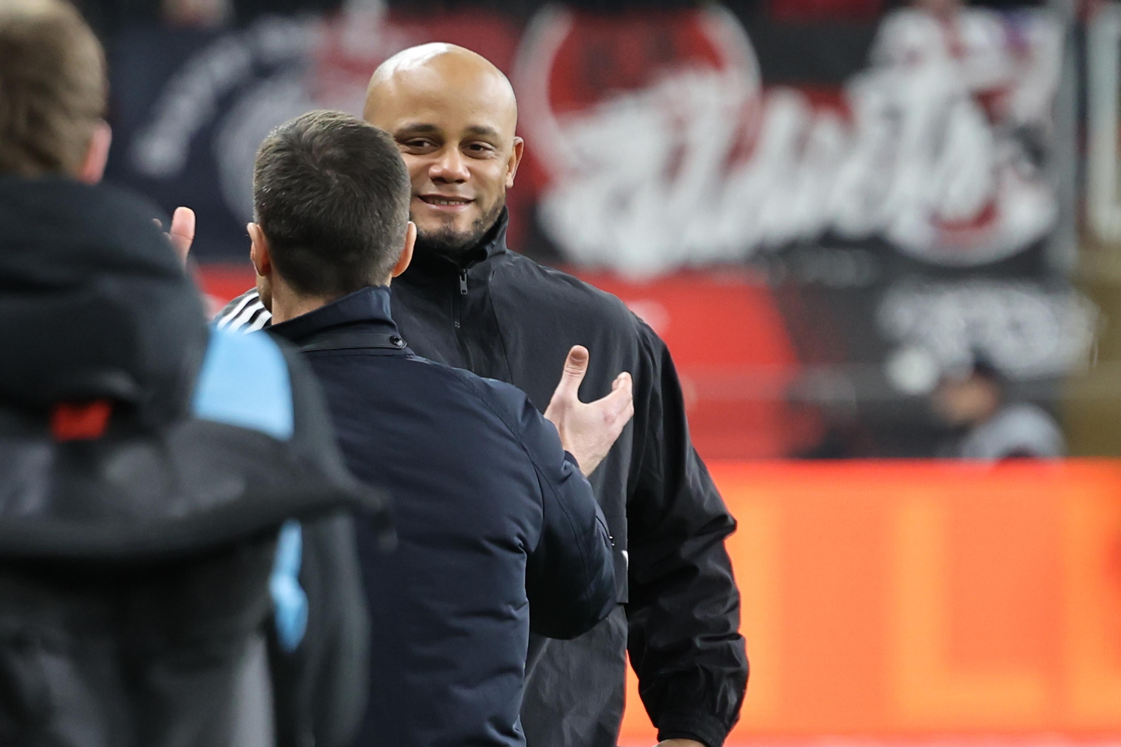 FC-Bayern-Trainer Vincent Kompany und Xabi Alonso (Bayer Leverkusen) geben sich die Hand