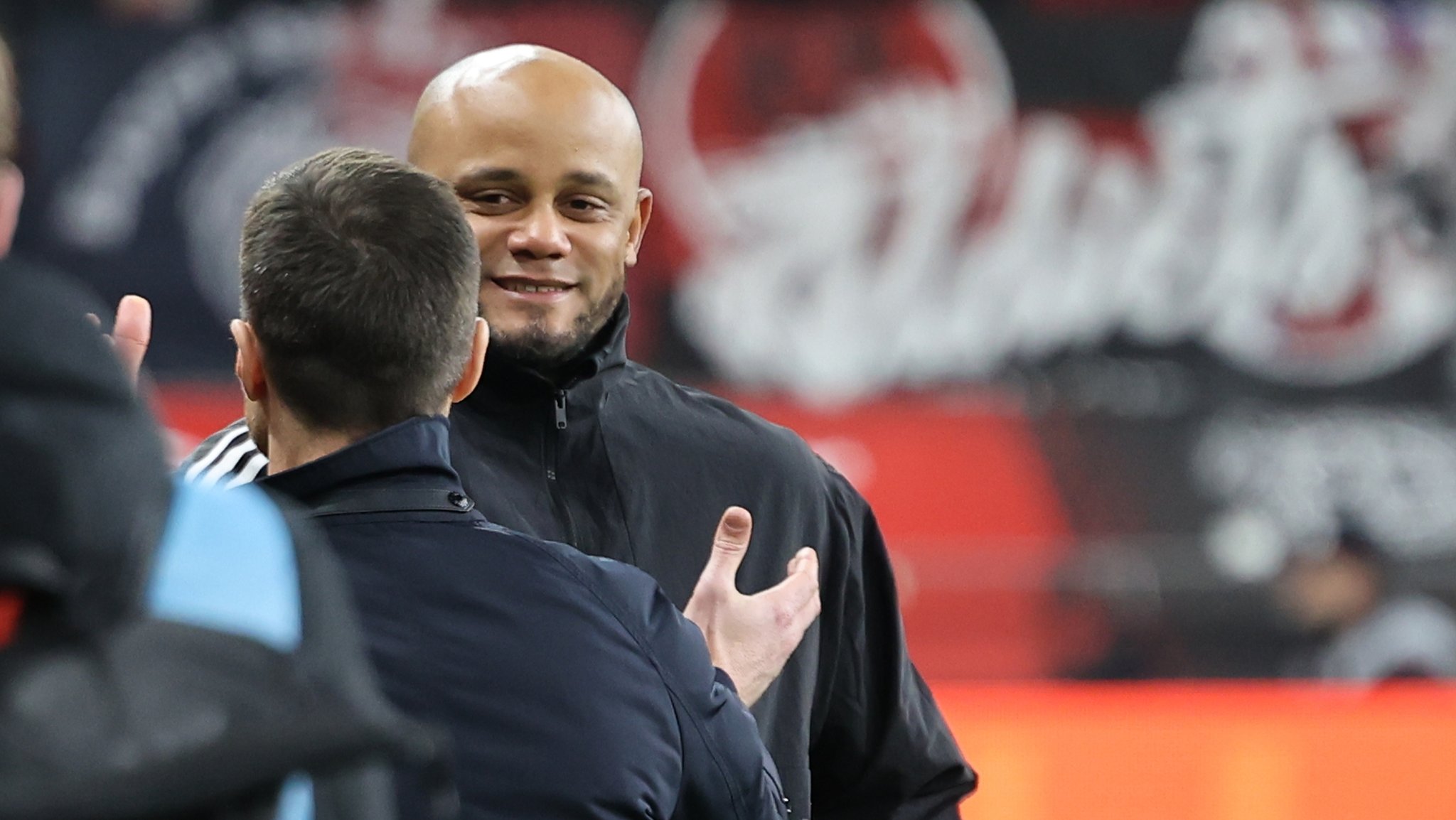 FC-Bayern-Trainer Vincent Kompany und Xabi Alonso (Bayer Leverkusen) geben sich die Hand