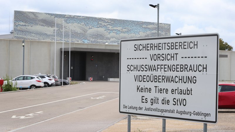 (Symbolbild) Schwere Vorwürfe: In der JVA Gablingen sollen Häftlinge misshandelt worden sein. | Bild: picture alliance/dpa | Karl-Josef Hildenbrand (Symbolbild) Schwere Vorwürfe: In der JVA Gablingen sollen Häftlinge misshandelt worden sein.