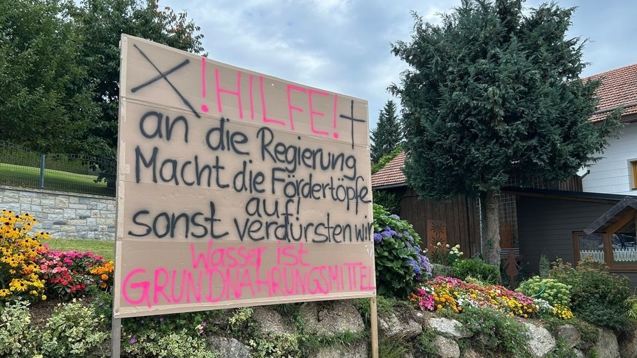 Ein Protestschild in Solla, einem Ortsteil der Gemeinde Thurmansbang im Landkreis Freyung-Grafenau. | Bild: BR/Katharina Häringer Ein Protestschild in Solla, einem Ortsteil der Gemeinde Thurmansbang im Landkreis Freyung-Grafenau.