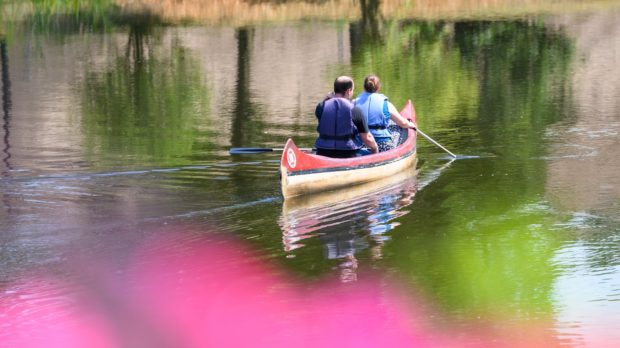 Kanufahrer auf einem Fluss (Symbolbild)