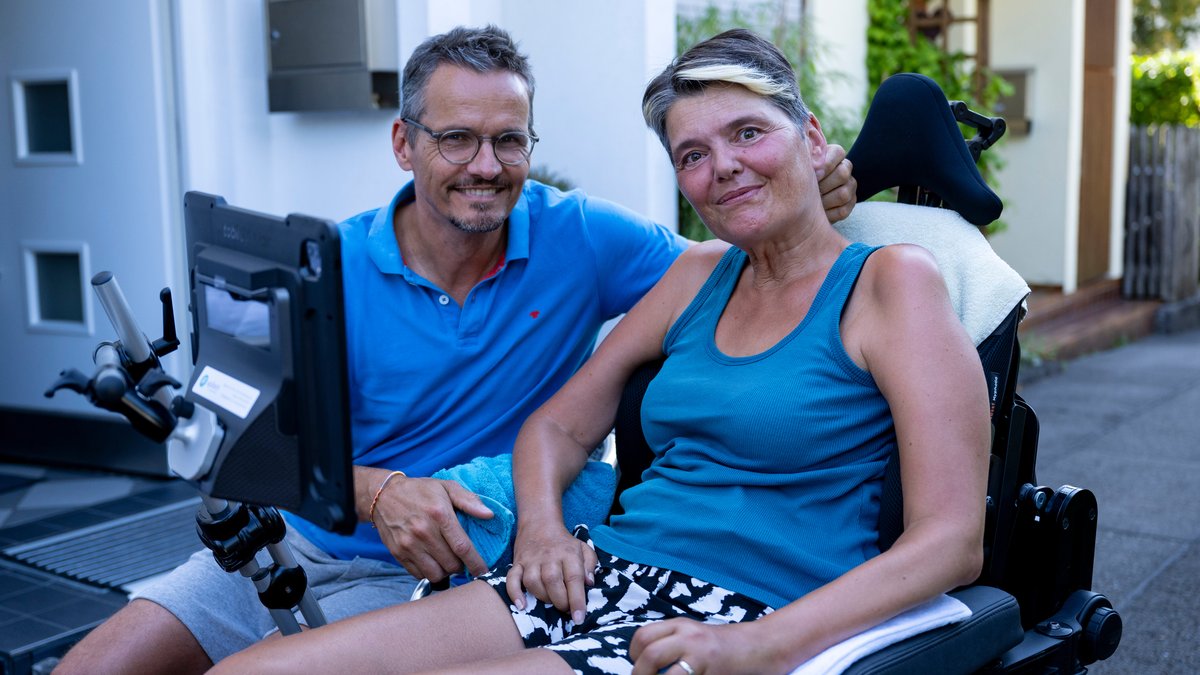 Die an ALS erkrankte Münchnerin Gabriele Engel sitzt in einem Elektrorollstuhl, an dem ein Bildschirm angebracht ist, über den sie mit den Augen kommunizieren kann.