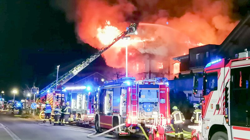 Feuerwehren löschen das Mitarbeiterhaus eines Hotel in Balderschwang | Bild: picture-alliance/dpa Feuerwehren löschen das Mitarbeiterhaus eines Hotel in Balderschwang