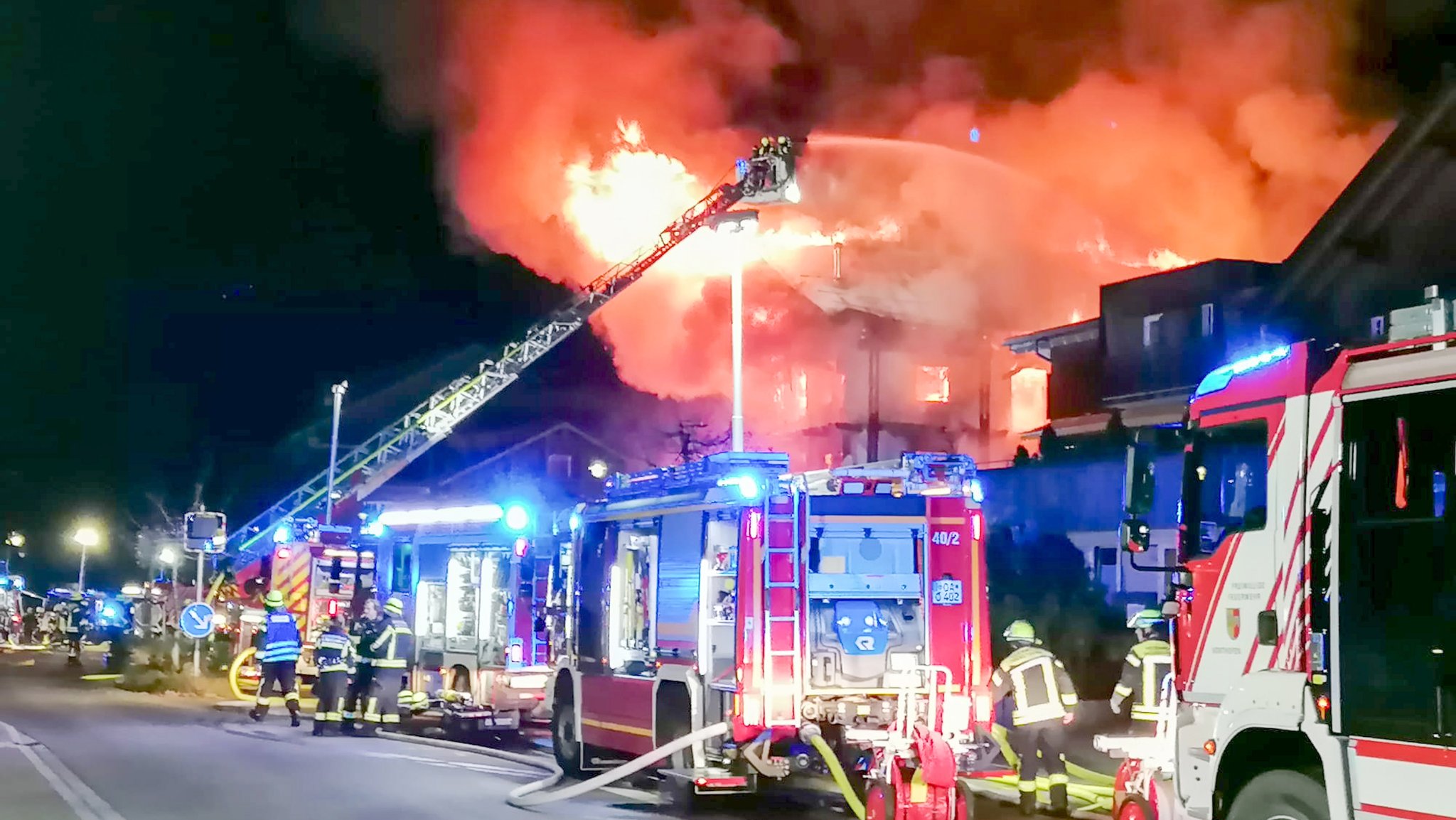 Feuerwehren löschen das Mitarbeiterhaus eines Hotel in Balderschwang