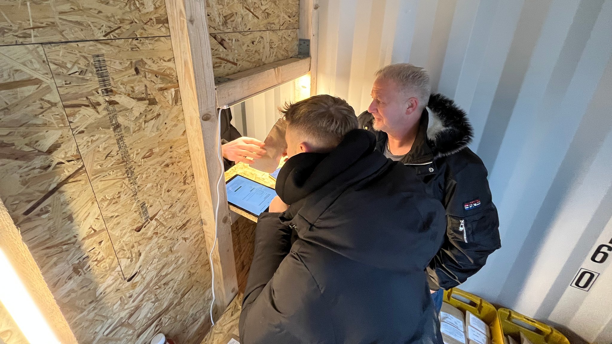 Erste Ausgabe eines Cannabis-Clubs in Bayern, im Bild Vereinsvertreter an einer Theke. 