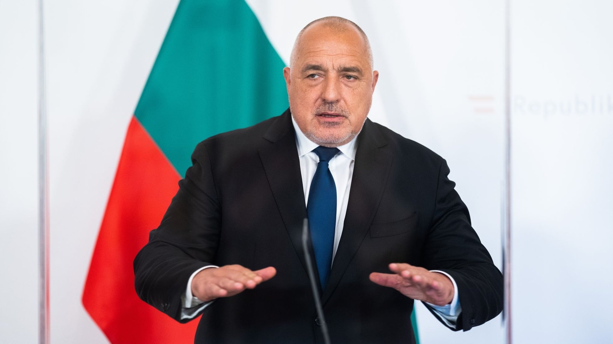 Trotz starker Verluste bei den Parlamentswahlen in Bulgarien hat die GERB Partei von Premier Bojko Berissow die meisten Stimmen erhalten. Doch für eine Regierungsbildung braucht er Koalitionspartner. FOTO:  picture alliance |APA | Georg Hochmuth