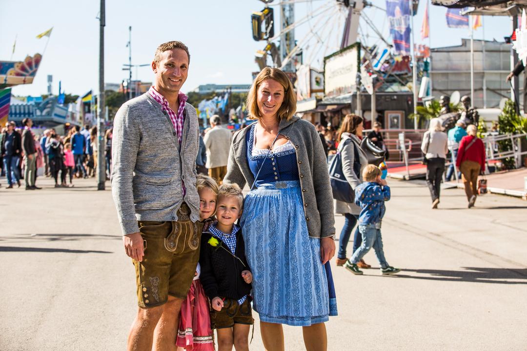 Auf dem Oktoberfest ist am Dienstag "Familientag". Heißt: Ermäßigungen und Spezialpreise bei Imbissbuden, Fahrgeschäften oder Kindermenüs.