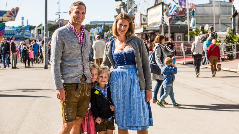 Auf dem Oktoberfest ist am Dienstag "Familientag". Heißt: Ermäßigungen und Spezialpreise bei Imbissbuden, Fahrgeschäften oder Kindermenüs. | Bild: Bildrechte: BR/Johanna Schlüter Auf dem Oktoberfest ist am Dienstag "Familientag". Heißt: Ermäßigungen und Spezialpreise bei Imbissbuden, Fahrgeschäften oder Kindermenüs.