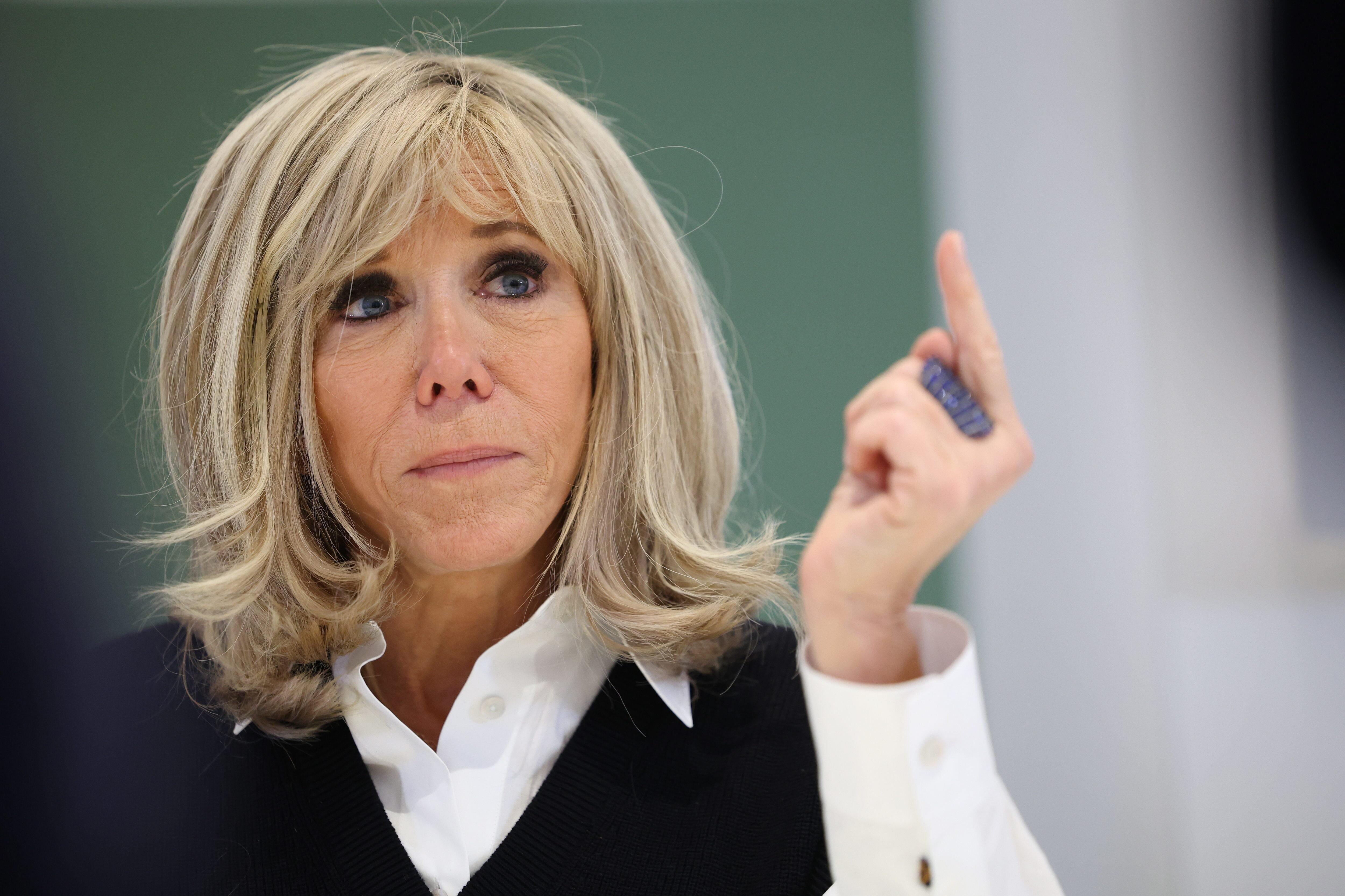 (Archivbild) Brigitte Macron mit ernstem Blick und erhobenen Zeigefinger