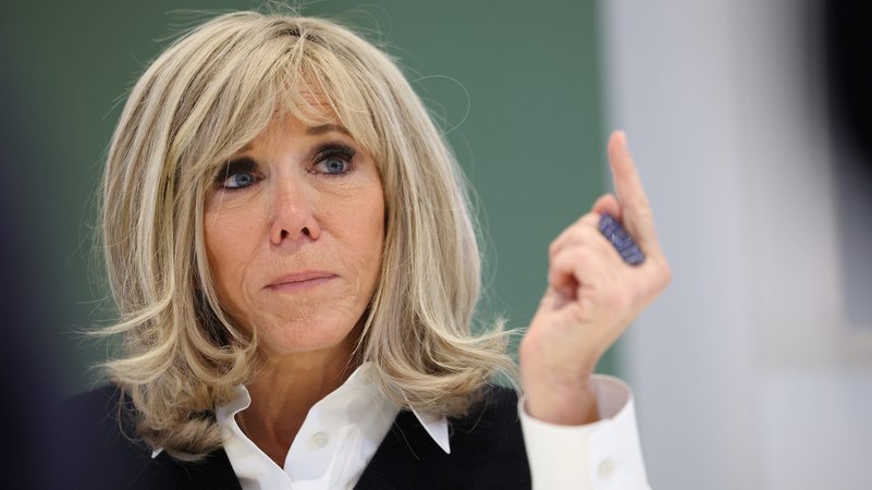 (Archivbild) Brigitte Macron mit ernstem Blick und erhobenen Zeigefinger | Bild: picture alliance/dpa/MAXPPP | Le Parisien / Arnaud Journois (Archivbild) Brigitte Macron mit ernstem Blick und erhobenen Zeigefinger