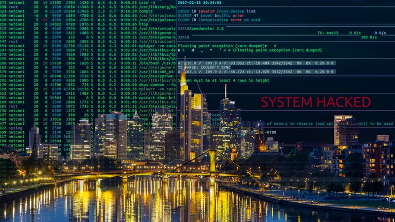 Skyline einer Stadt, im Hintergrund Computercode, rechts der Schriftzug "System Hacked"