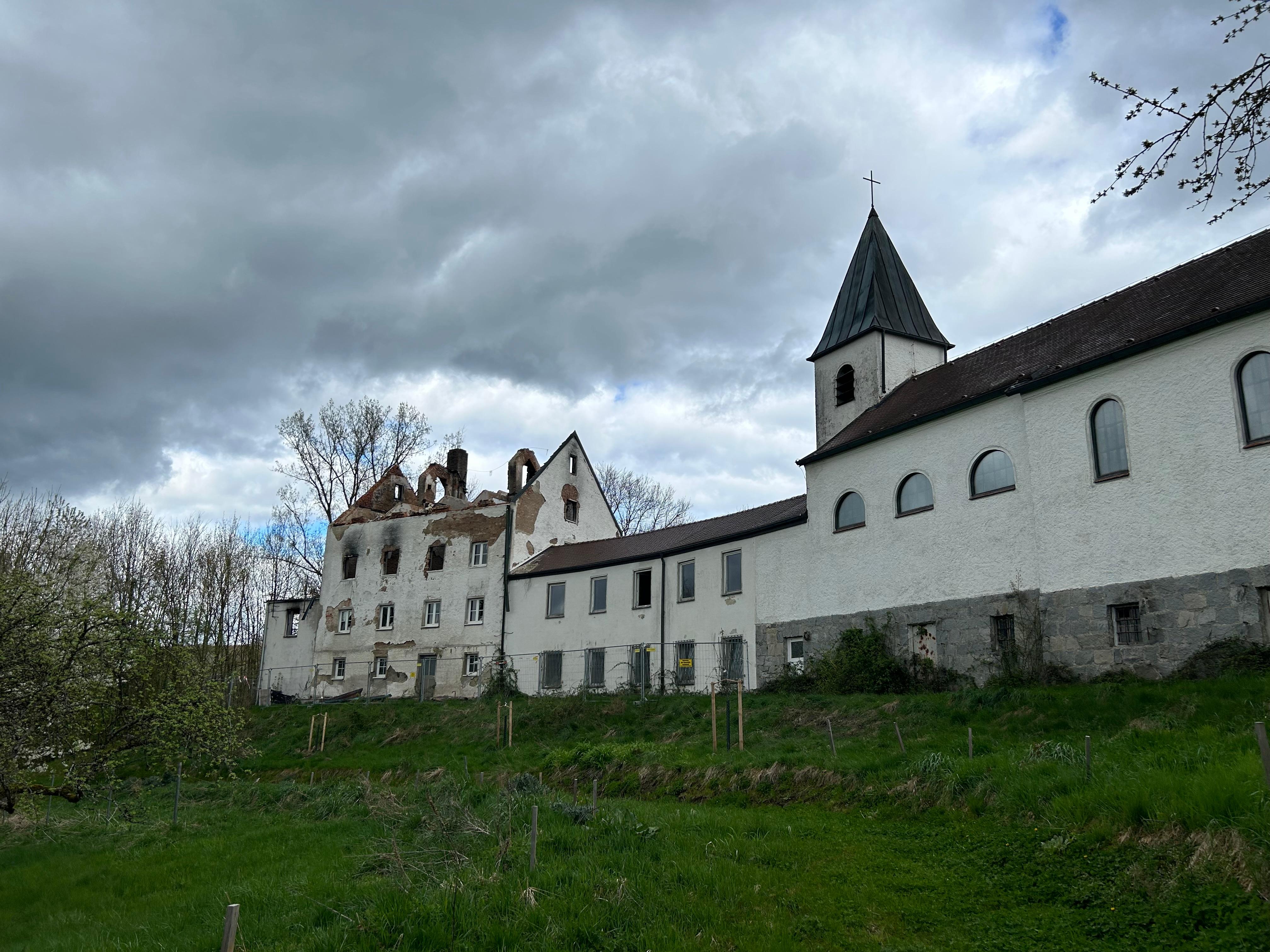 Der Bergfried nach dem Brand.