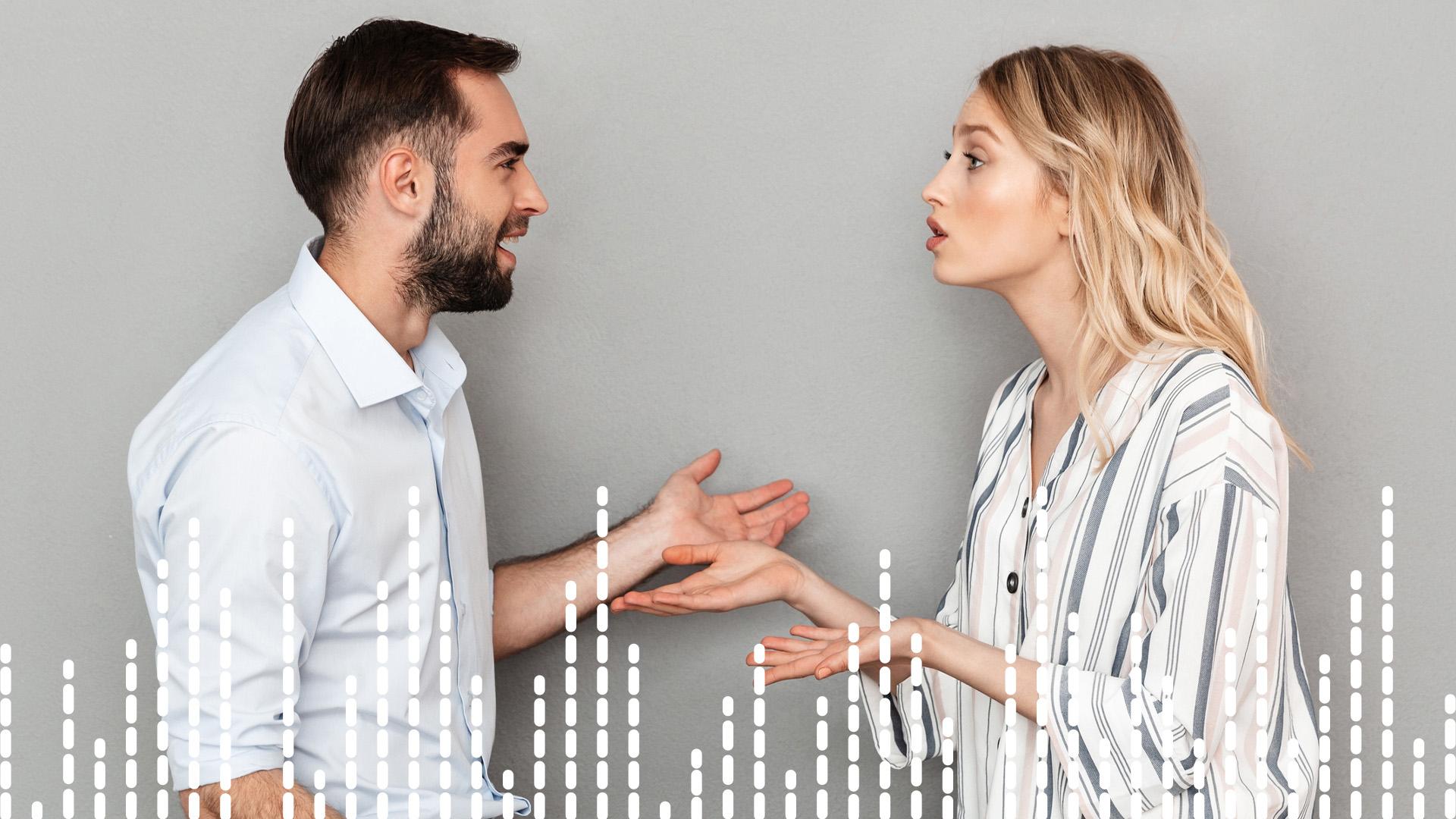 Ein Mann und eine Frau streiten. Zoff, stichelnde Bemerkungen oder beleidigtes Schweigen - Streitereien belasten Beziehungen. Oft stecken hinter banalen Anlässen tiefere Konflikte. Wie können wir verhindern, dass Meinungsverschiedenheiten eskalieren? Wie streitet man richtig und löst Konflikte konstruktiv?