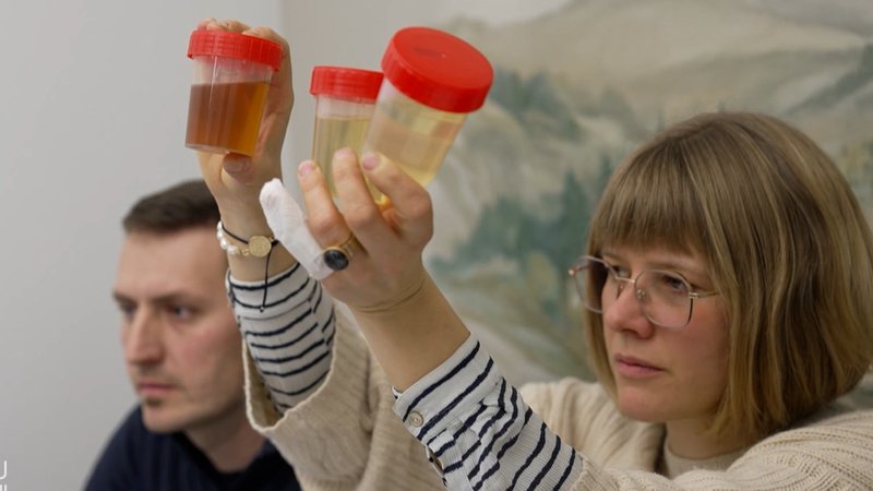 Dieselproben werden von Frau hochgehalten. | Bild: BR Dieselproben werden von Frau hochgehalten.