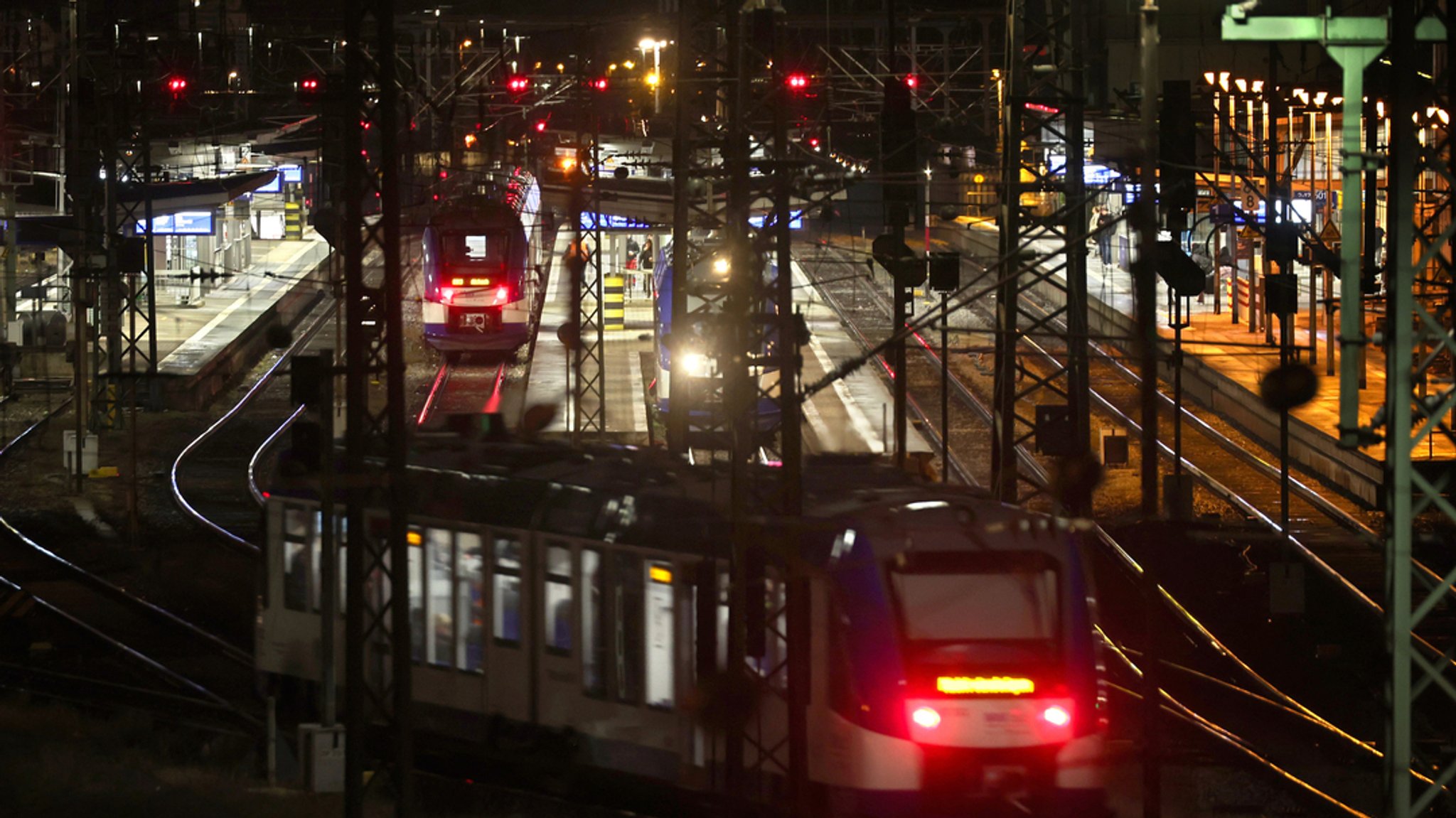 Augsburg: Ein Regionalzug von "Go-Ahead" fährt am Morgen in den Hauptbahnhof ein. 