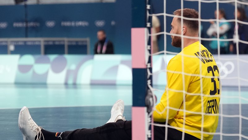 Deutschlands Torhüter Andreas Wolff sitzt am Boden. | Bild: picture alliance/dpa | Marcus Brandt Deutschlands Torhüter Andreas Wolff sitzt am Boden.