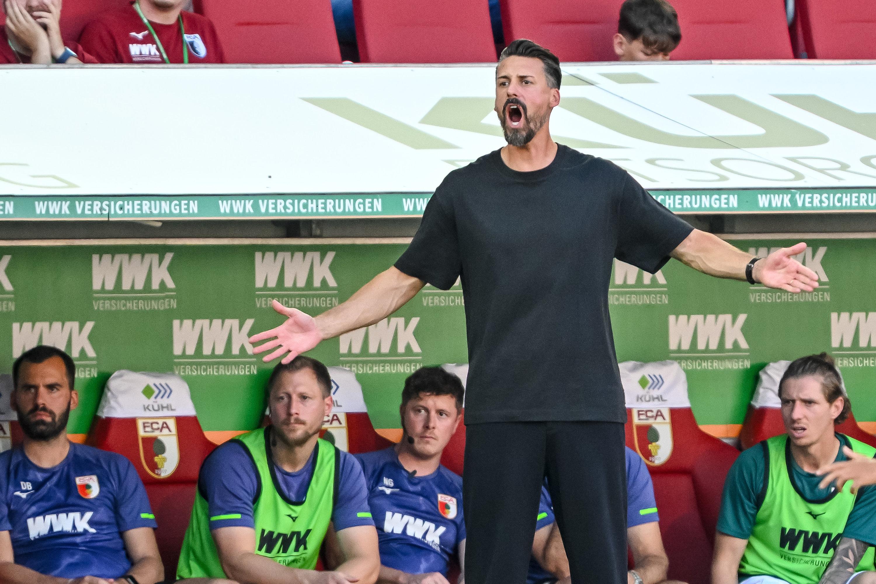 20.09.2025, Bayern, Augsburg: Fußball: Bundesliga, FC Augsburg - FSV Mainz 05, 4. Spieltag, WWK-Arena. Trainer Sandro Wagner (FC Augsburg) gestikuliert. Foto: Harry Langer/dpa - WICHTIGER HINWEIS: Gemäß den Vorgaben der DFL Deutsche Fußball Liga bzw. des DFB Deutscher Fußball-Bund ist es untersagt, in dem Stadion und/oder vom Spiel angefertigte Fotoaufnahmen in Form von Sequenzbildern und/oder videoähnlichen Fotostrecken zu verwerten bzw. verwerten zu lassen. +++ dpa-Bildfunk +++