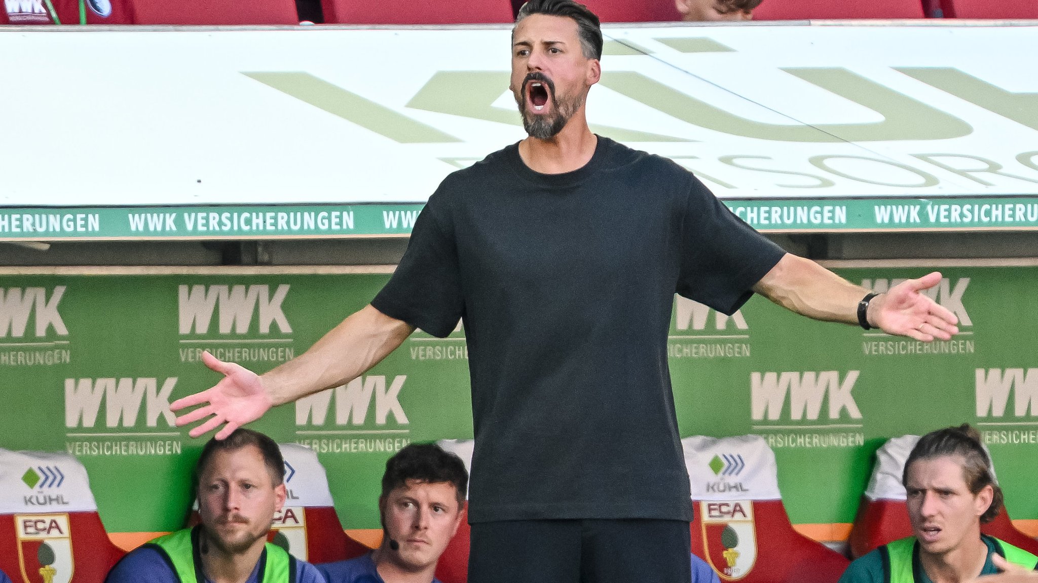 20.09.2025, Bayern, Augsburg: Fußball: Bundesliga, FC Augsburg - FSV Mainz 05, 4. Spieltag, WWK-Arena. Trainer Sandro Wagner (FC Augsburg) gestikuliert. Foto: Harry Langer/dpa - WICHTIGER HINWEIS: Gemäß den Vorgaben der DFL Deutsche Fußball Liga bzw. des DFB Deutscher Fußball-Bund ist es untersagt, in dem Stadion und/oder vom Spiel angefertigte Fotoaufnahmen in Form von Sequenzbildern und/oder videoähnlichen Fotostrecken zu verwerten bzw. verwerten zu lassen. +++ dpa-Bildfunk +++