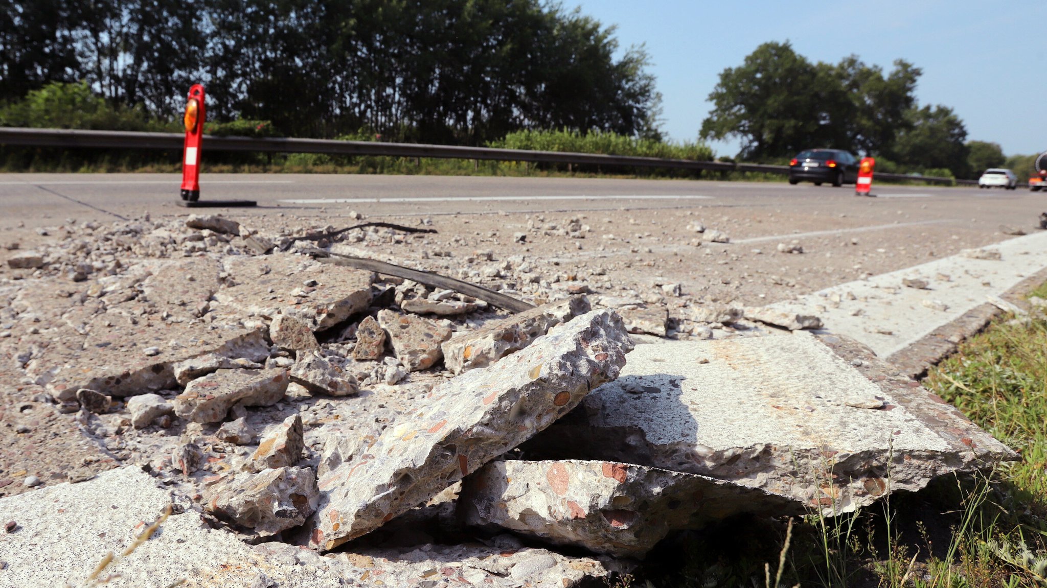 Archivbild von 2019: Aufgebrochene Fahrbahndecke | Bild: picture alliance/dpa | Christian Butt Archivbild von 2019: Aufgebrochene Fahrbahndecke