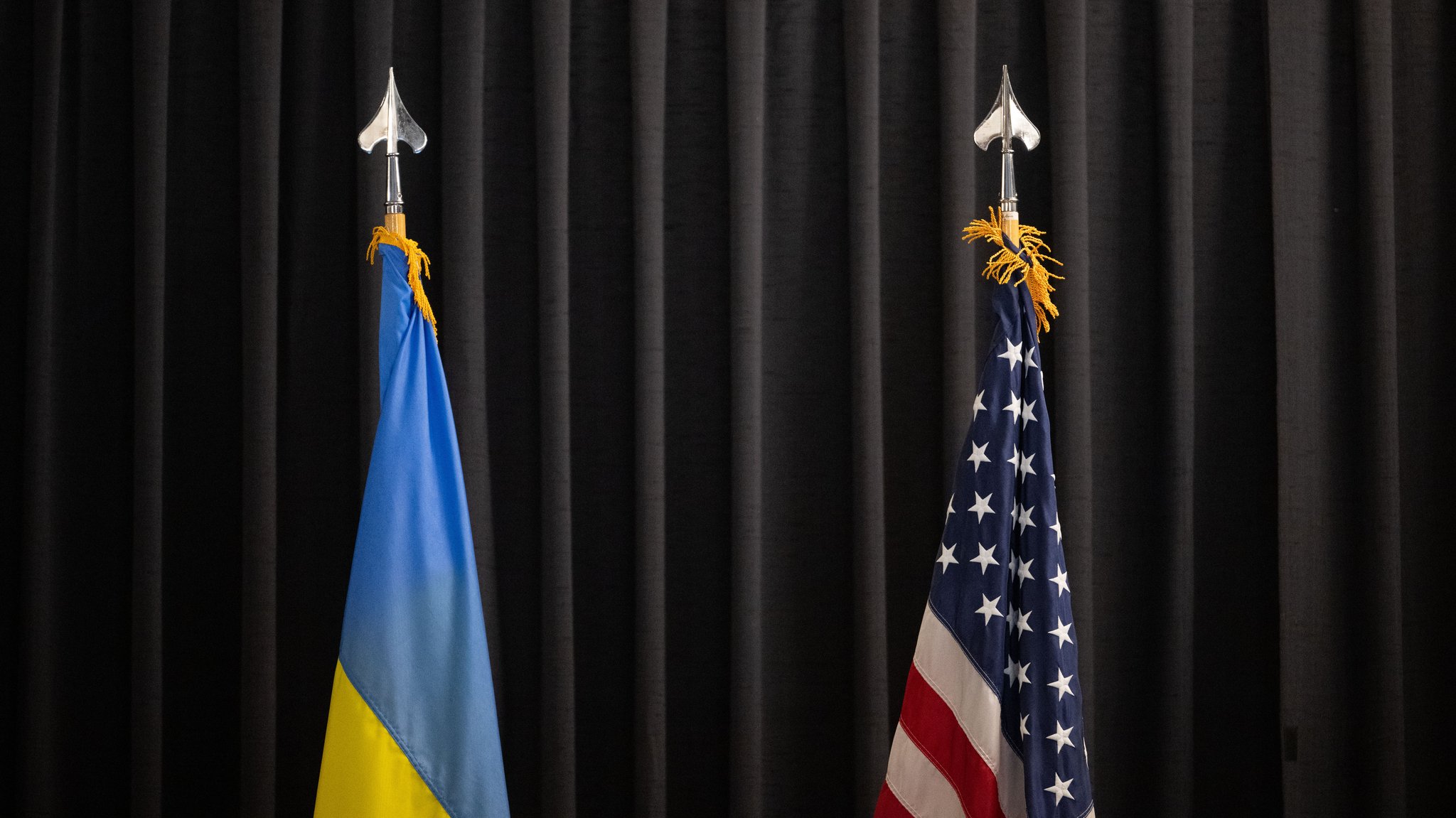 Die Fahne der USA (r) und die Fahne der Ukraine (Archivbild)