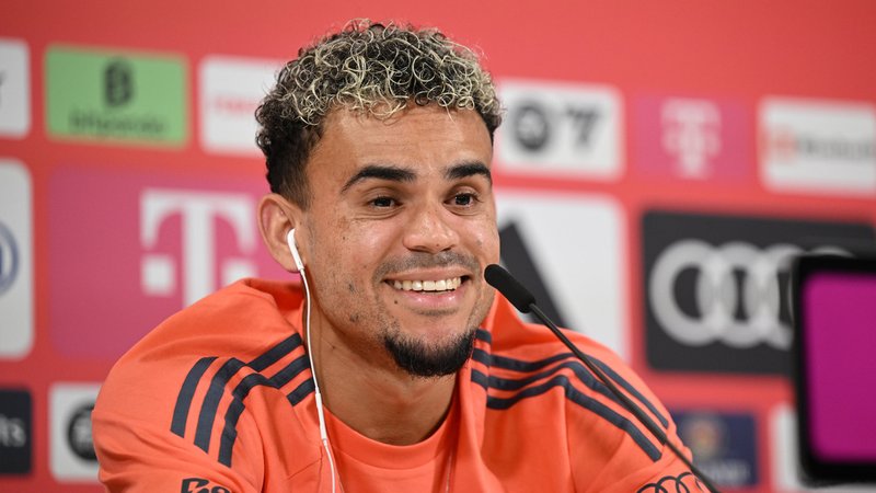 31.07.2025, Bayern, München: Fußball: Bundesliga, Vorstellung von Neuzugang Luis Díaz. Bayern-Neuzugang Luis Díaz nimmt an einer Pressekonferenz teil. Foto: Harry Langer/dpa +++ dpa-Bildfunk +++ | Bild: dpa-Bildfunk/Harry Langer 31.07.2025, Bayern, München: Fußball: Bundesliga, Vorstellung von Neuzugang Luis Díaz. Bayern-Neuzugang Luis Díaz nimmt an einer Pressekonferenz teil. Foto: Harry Langer/dpa +++ dpa-Bildfunk +++