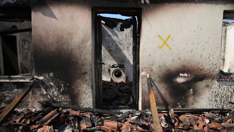 Ein niedergebranntes Haus in der Nähe der Stadt Alexandroupoli in Griechenland. Zu sehen ist eine ausgebrannte Waschmaschine im Haus. Die schwersten Buschbrände seit 20 Jahren haben in der Region eine enorme Zerstörung verursacht. 