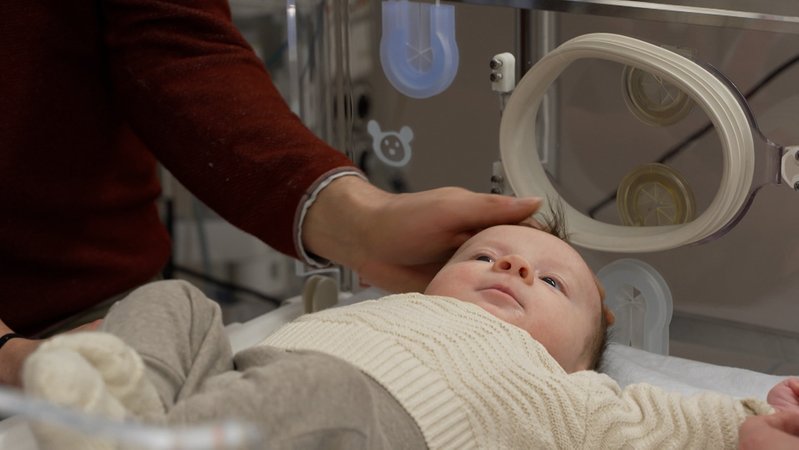 Die Geburt - ein nicht ungefährlicher Start ins Leben: Immer wieder kommt es durch Komplikationen zu einem Sauerstoffmangel bei den Babys, Hirnschäden sind die Folge. Doch es gibt eine unmittelbare Therapie, die seit einiger Zeit große Erfolge zeigt.