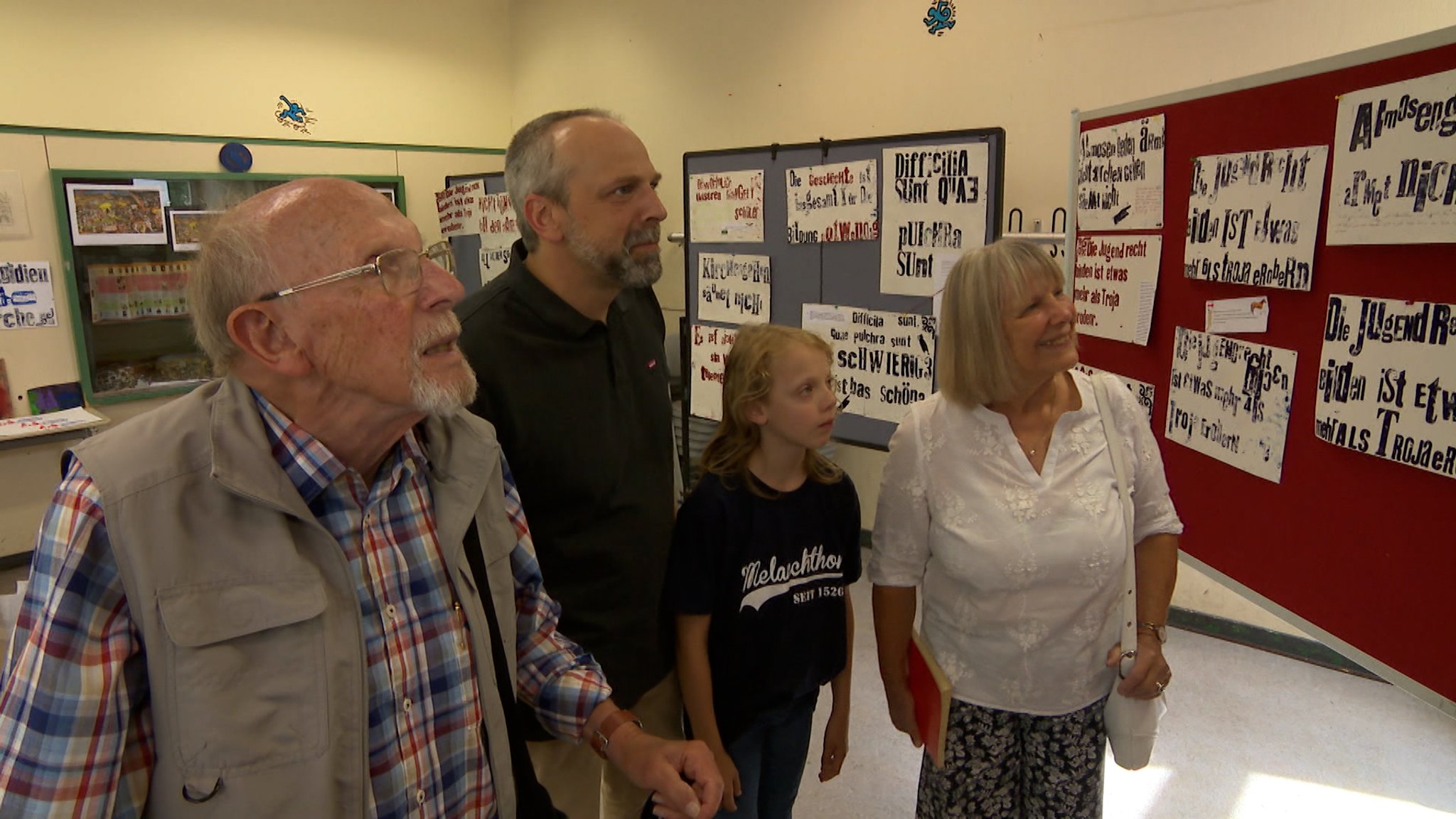 Eine Familie, die selbst seit Generationen auf das Nürnberger Melanchton-Gymnasium geht, besichtigt die Ausstellung zum 150-jährigen Jubiläum der Schule. | Bild: BR Eine Familie, die selbst seit Generationen auf das Nürnberger Melanchton-Gymnasium geht, besichtigt die Ausstellung zum 150-jährigen Jubiläum der Schule.