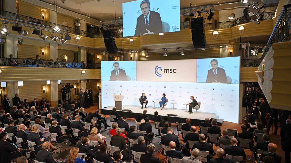 Blinken, US-Außenminister, Baerbock, Bundesaußenministerin und Heusgen, Moderator, sitzen, bei der Münchner Sicherheitskonferenz auf der Bühne.