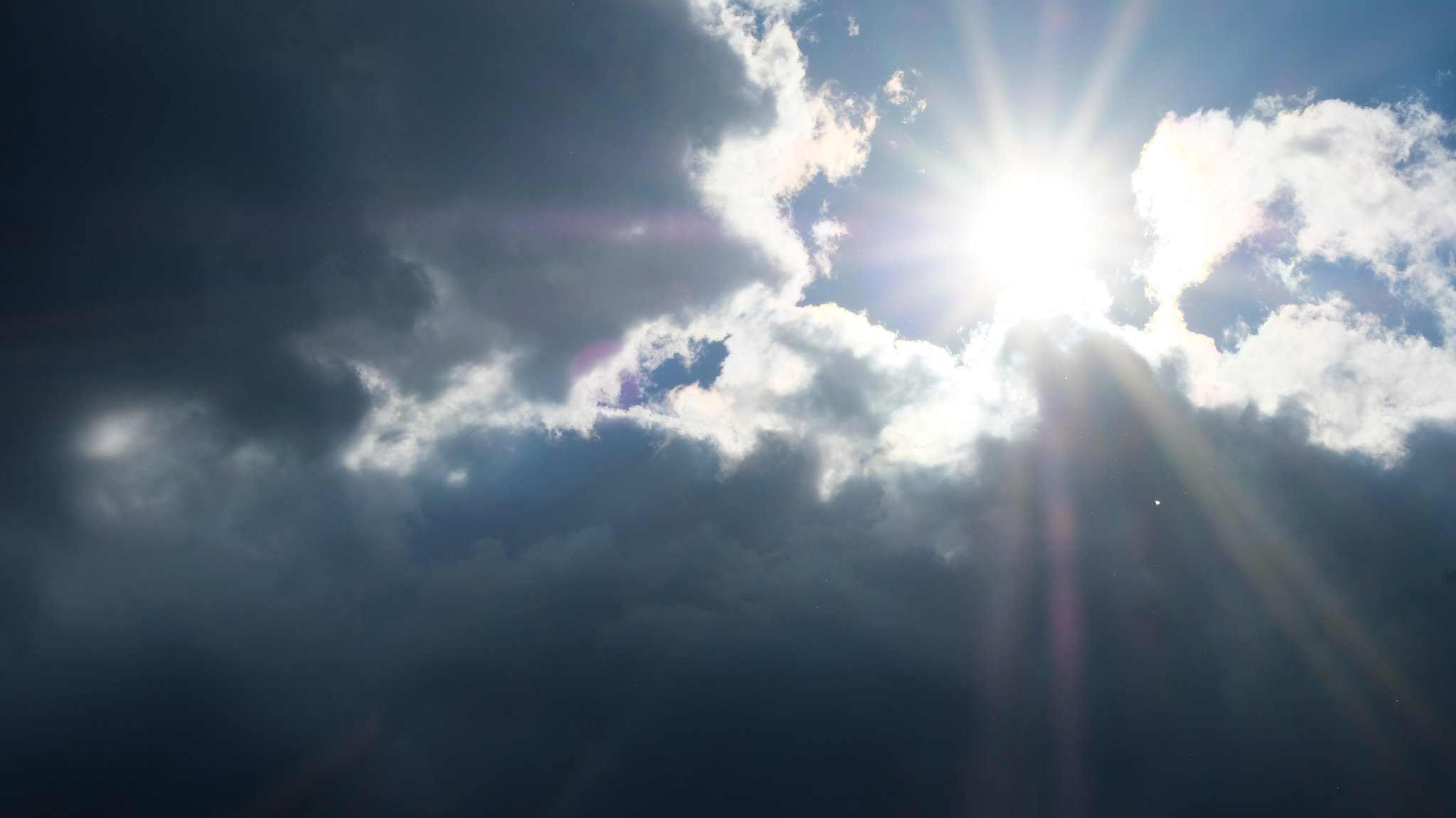 Symbolbild: Himmel mit Wolken und Sonne