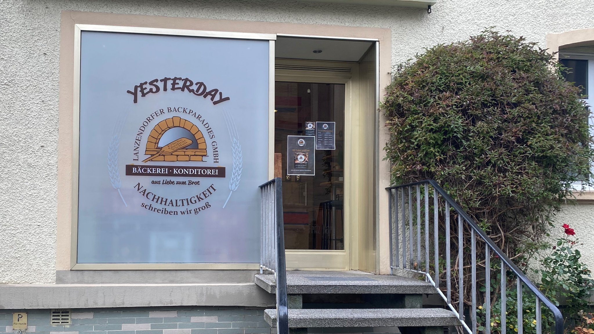 Die Back-Filiale "Yesterday" am Bayreuther Wilhelmsplatz von außen. Hier verkauft das Lanzendorfer Backparadies Backwaren von gestern. 