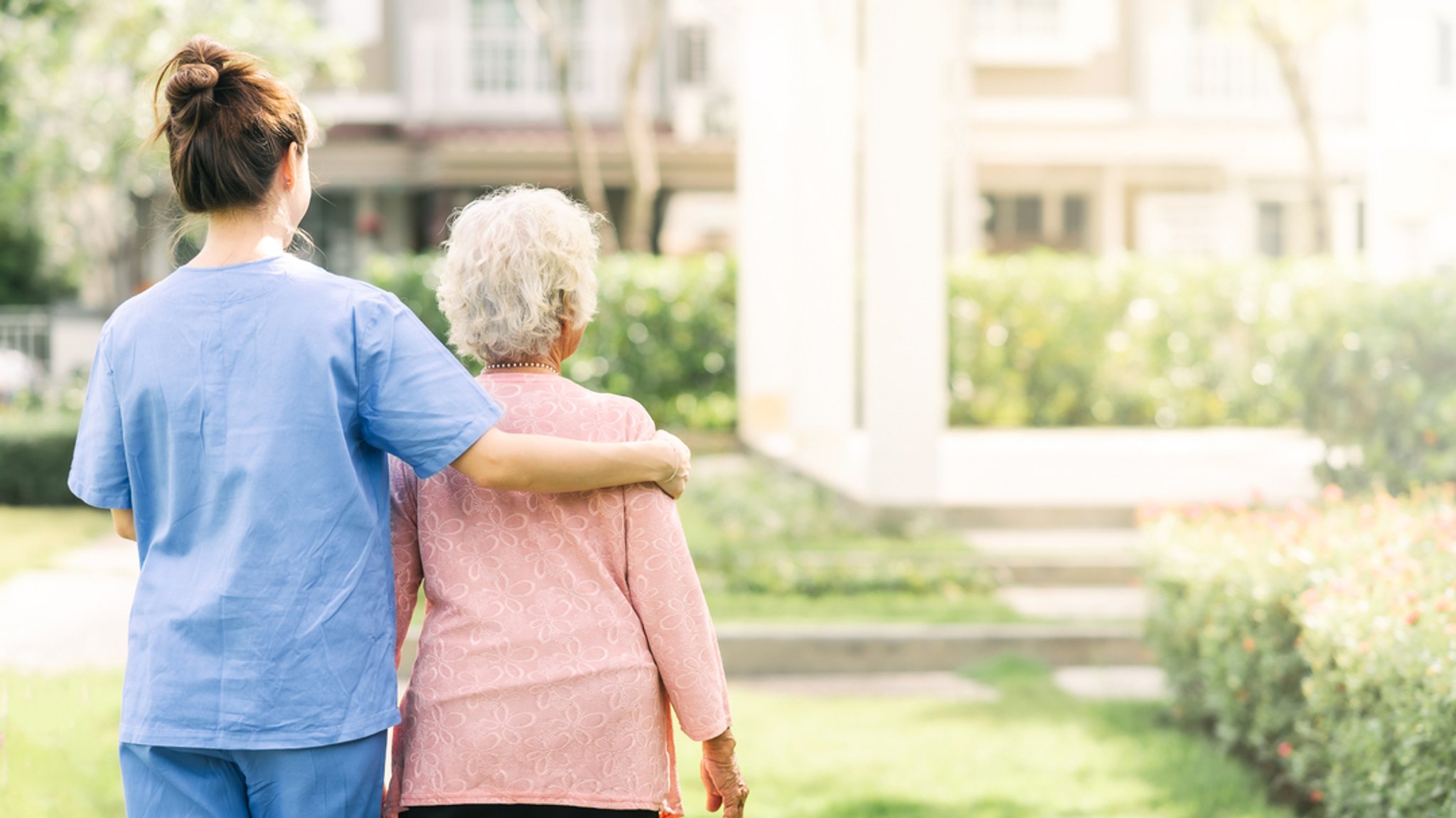 Eine Pflegekraft legt ihren Arm und um eine alte Frau. | Bild: stock.adobe.com/interstid Eine Pflegekraft legt ihren Arm und um eine alte Frau.