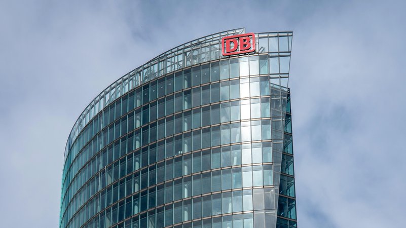 Konzernzentrale der Deutschen Bahn AG im BahnTower am Potsdamer Platz in Berlin. | Bild: picture alliance / Daniel Kalker Konzernzentrale der Deutschen Bahn AG im BahnTower am Potsdamer Platz in Berlin.