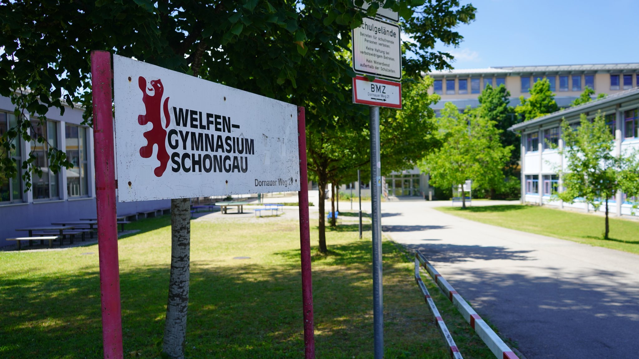 Das Welfen-Gymnasium in Schongau - einen Tag nach der Tat. | Bild: BR/Alisa Schröter Das Welfen-Gymnasium in Schongau - einen Tag nach der Tat.
