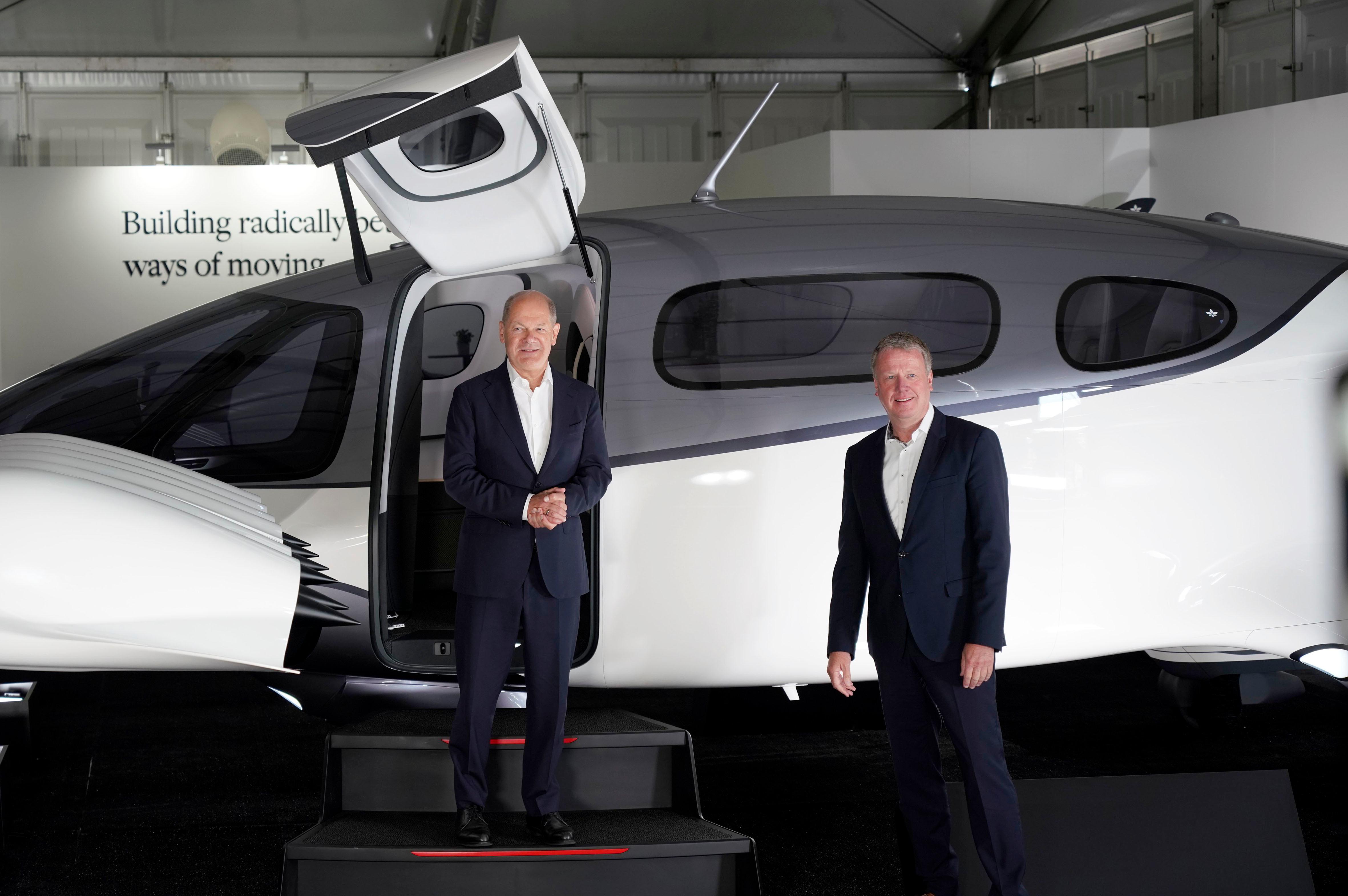 Bundeskanzler Olaf Scholz steht am Rande der ILA vor einem Jet des Unternehmens Lilium