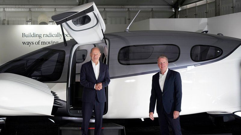 Bundeskanzler Olaf Scholz steht am Rande der ILA vor einem Jet des Unternehmens Lilium | Bild: picture alliance / Geisler-Fotopress | Thomas Bartilla/Geisler-Fotopres Bundeskanzler Olaf Scholz steht am Rande der ILA vor einem Jet des Unternehmens Lilium