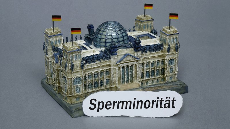 Illustration: Wie stark beschränkt die Sperrminorität von AfD und Linker den nächsten Bundestag? | Bild: picture alliance / ZB | Sascha Steinach Illustration: Wie stark beschränkt die Sperrminorität von AfD und Linker den nächsten Bundestag?