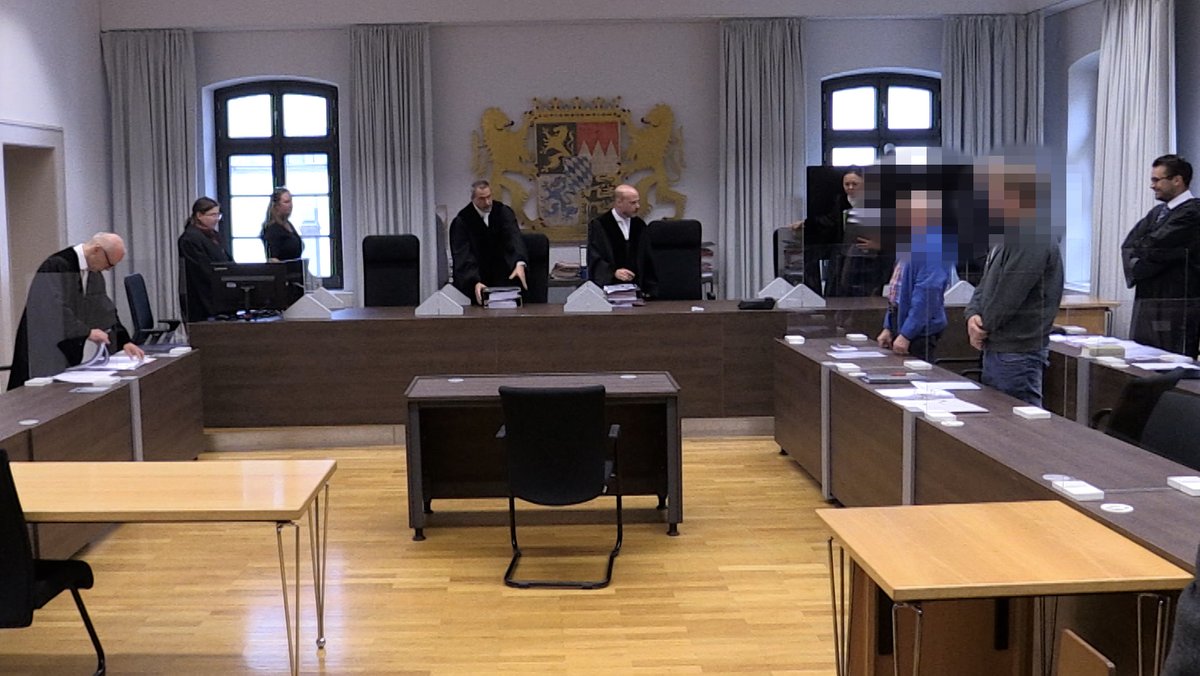 Die zwei Angeklagten aus Bad Grönenbach (rechts) im ersten Prozess am Landgericht Memmingen zum "Allgäuer Tierschutzskandal"  