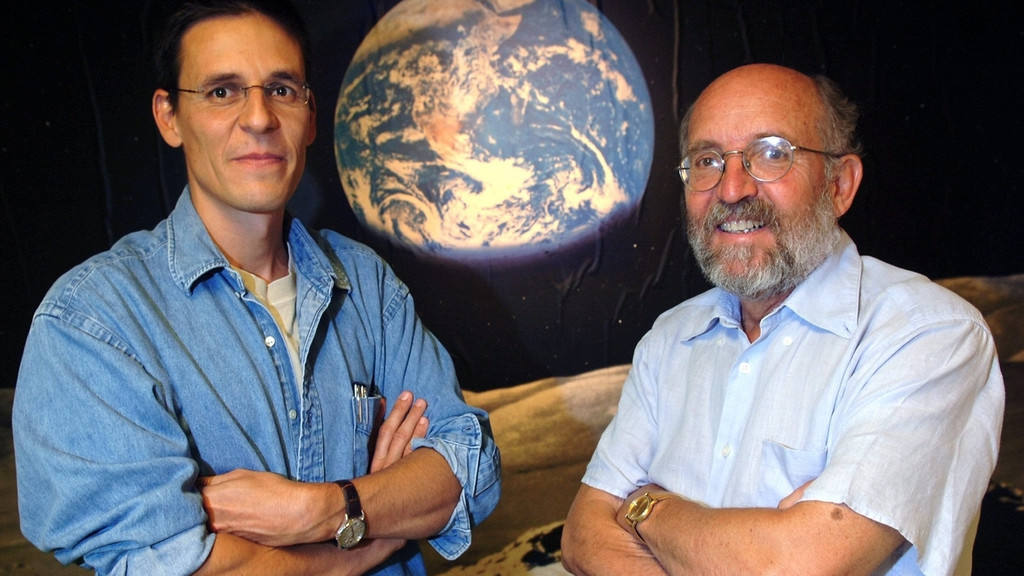Michel Mayor (r) und Didier Queloz (l) erhalten den Nobelpreis für Physik 2019 zur Hälfte. Die andere Hälfte geht an James Peebles.