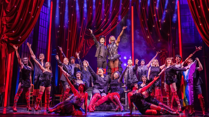 Schlussszene des Musicals im Deutschen Theater München | Bild: Pamela Raith/Deutsches Theater München Schlussszene des Musicals im Deutschen Theater München