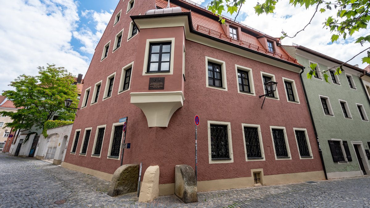 Das ehemalige Wohnhaus von Georg Ratzinger in der Altstadt. Seit dem Tod Ratzingers am 1. Juli 2020 steht das Haus leer und wird renoviert.